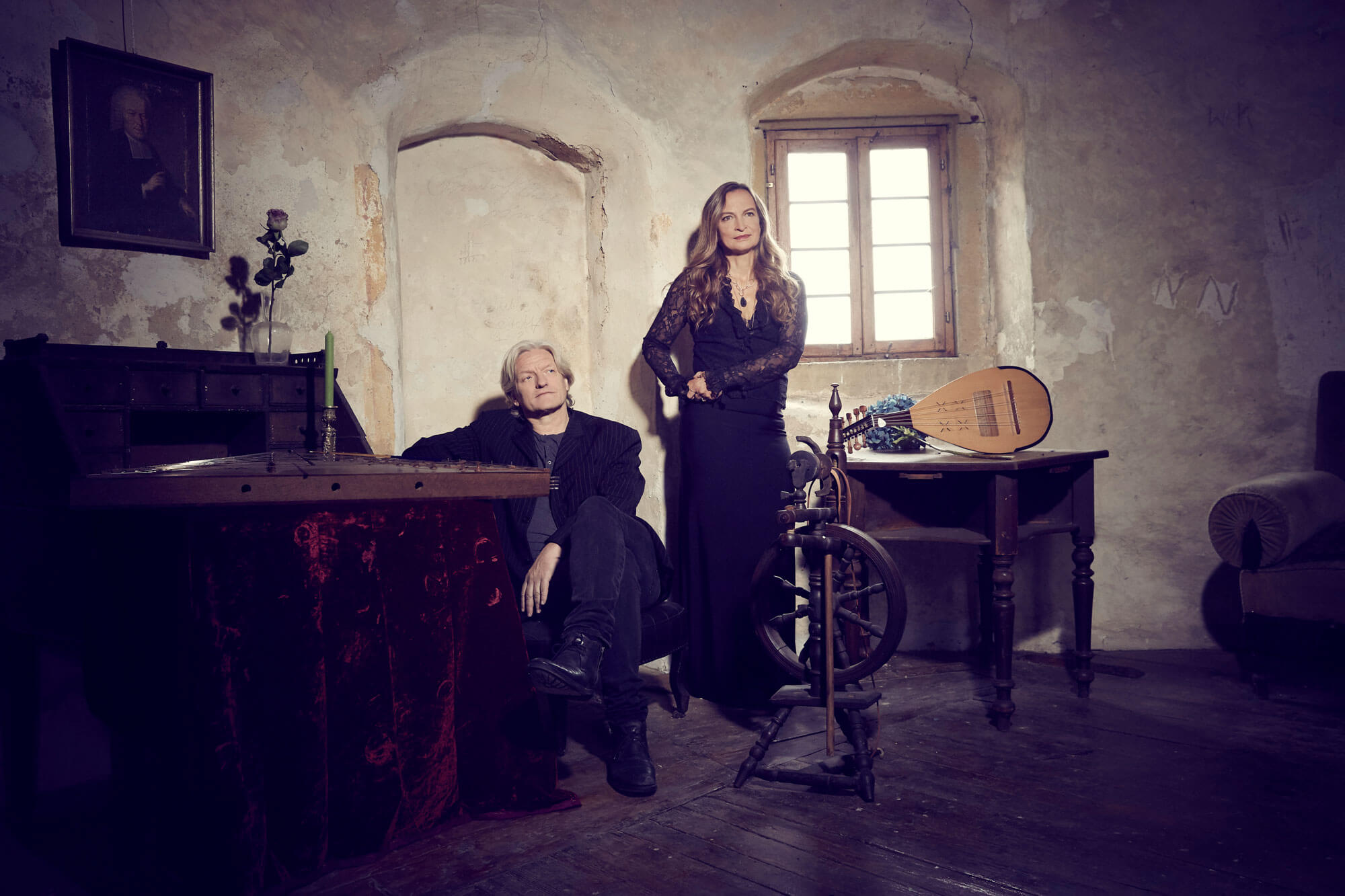   Qntal Musik Foto mit Sigrid Hausen und Michael Popp in einer Burg Stube